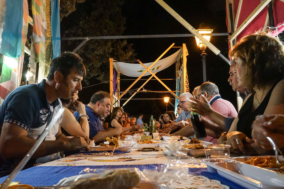 Cena comunitaria durante Crossings Cena comunitaria durante Crossings