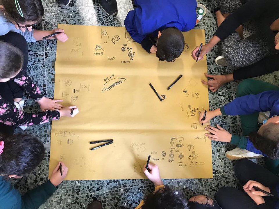 Disegni di gruppo con bambini della scuola elementare Disegni di gruppo con bambini della scuola elementare