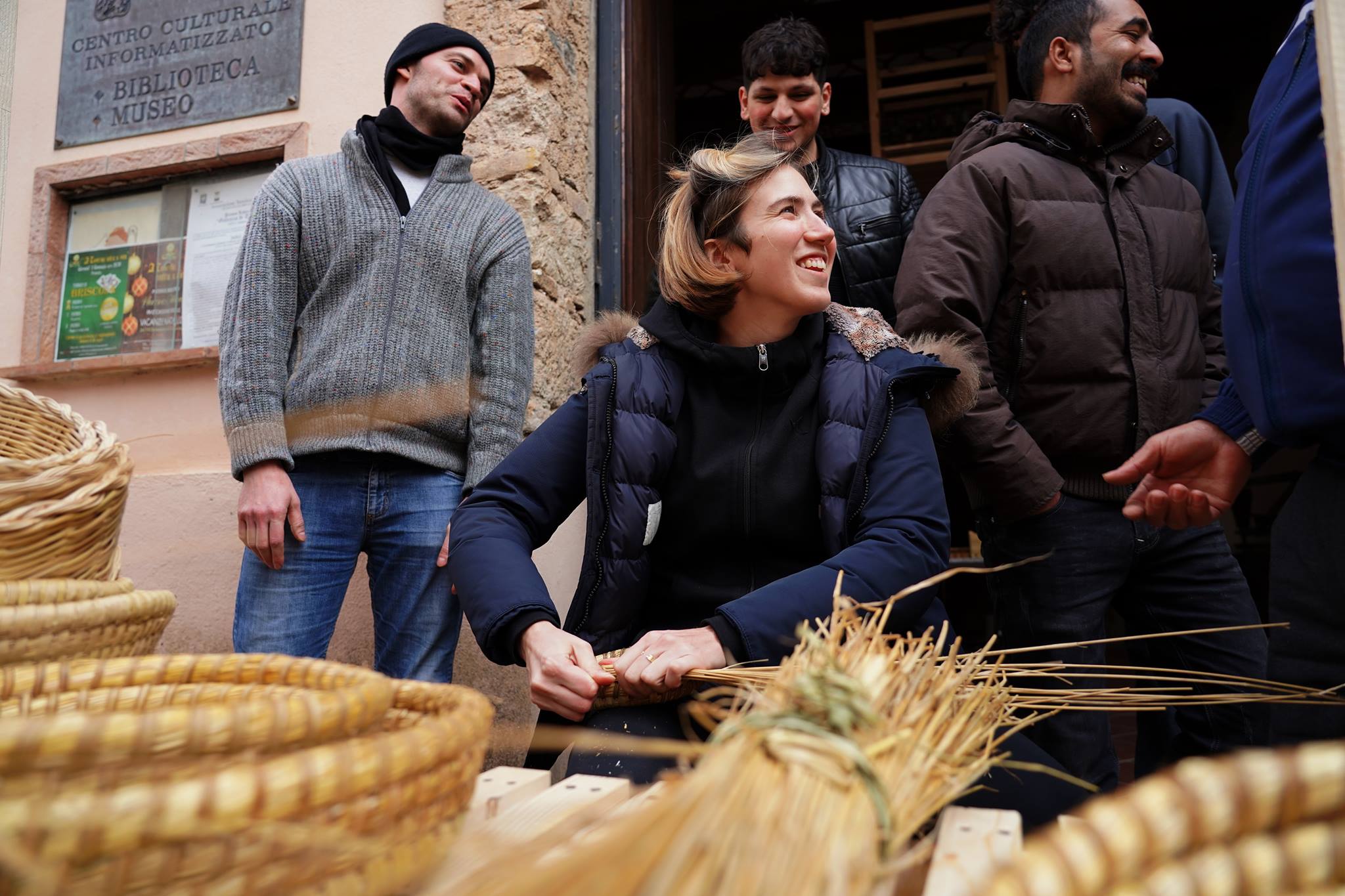 Michela impara a fare cestini di vimini Michela impara a fare cestini di vimini