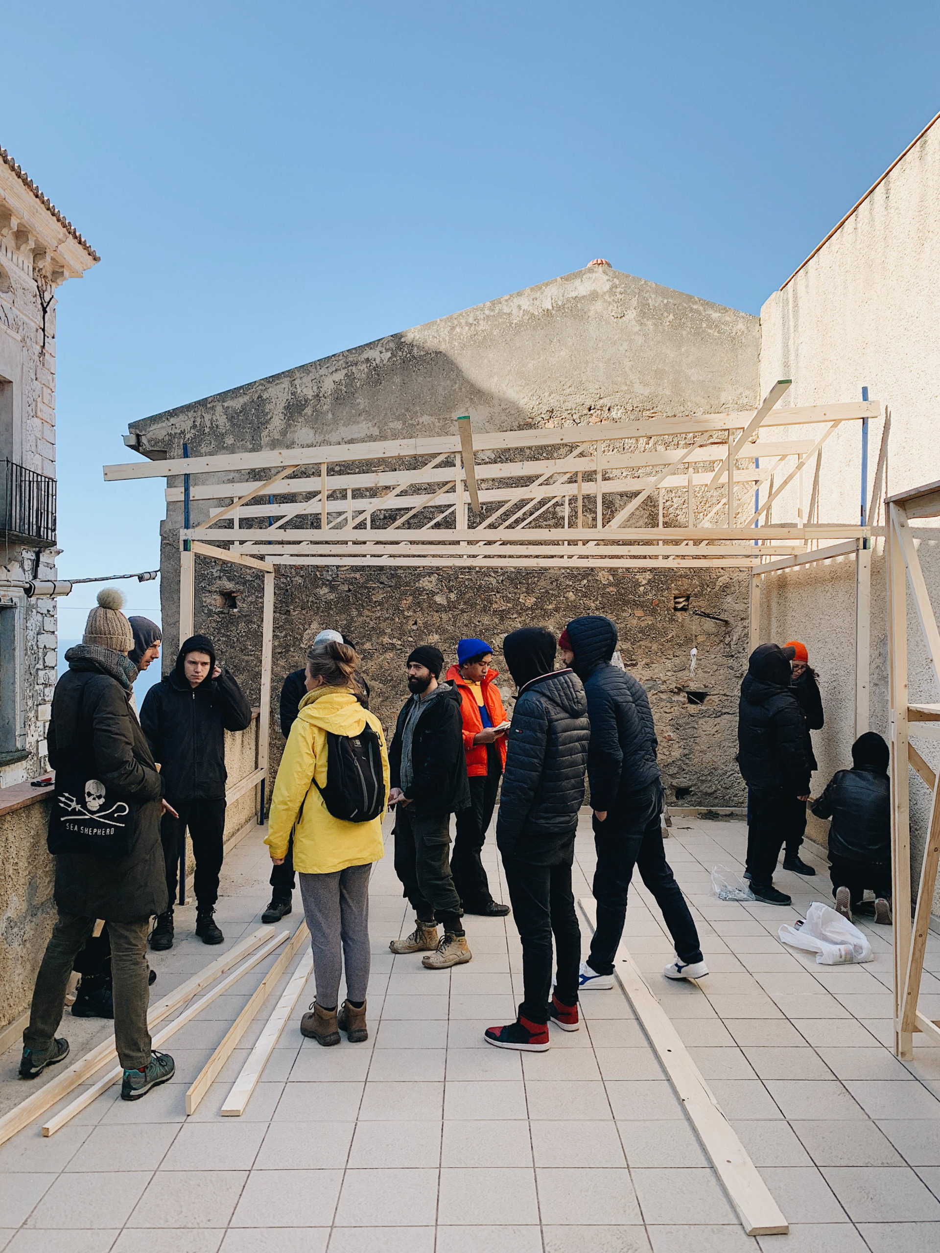 Studenti alla casa costruendo la struttura con Orizzontale Studenti alla casa costruendo la struttura con Orizzontale
