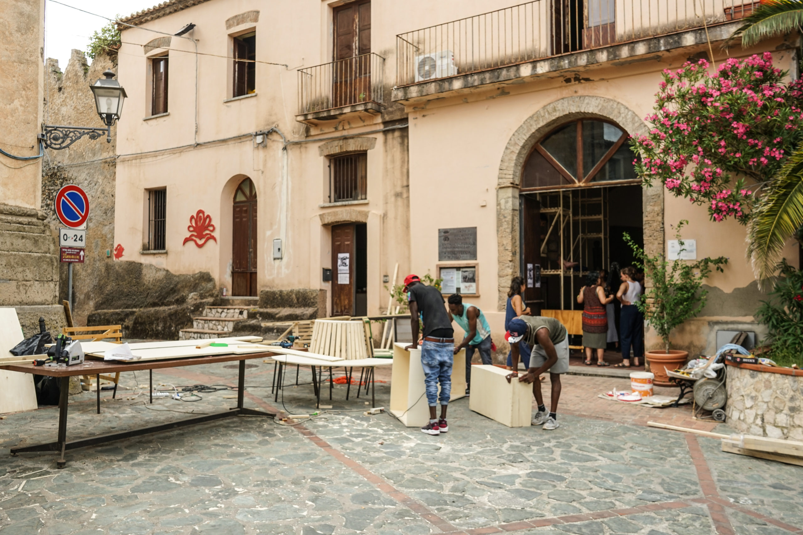 Realizzazione delle strutture della libreria in piazza a belmonte Realizzazione delle strutture della libreria in piazza a belmonte