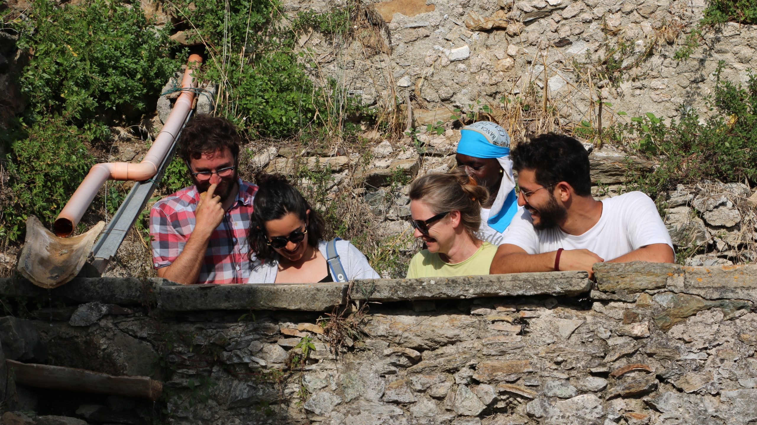 Discussione di gruppo attorno al cantiere Discussione di gruppo attorno al cantiere
