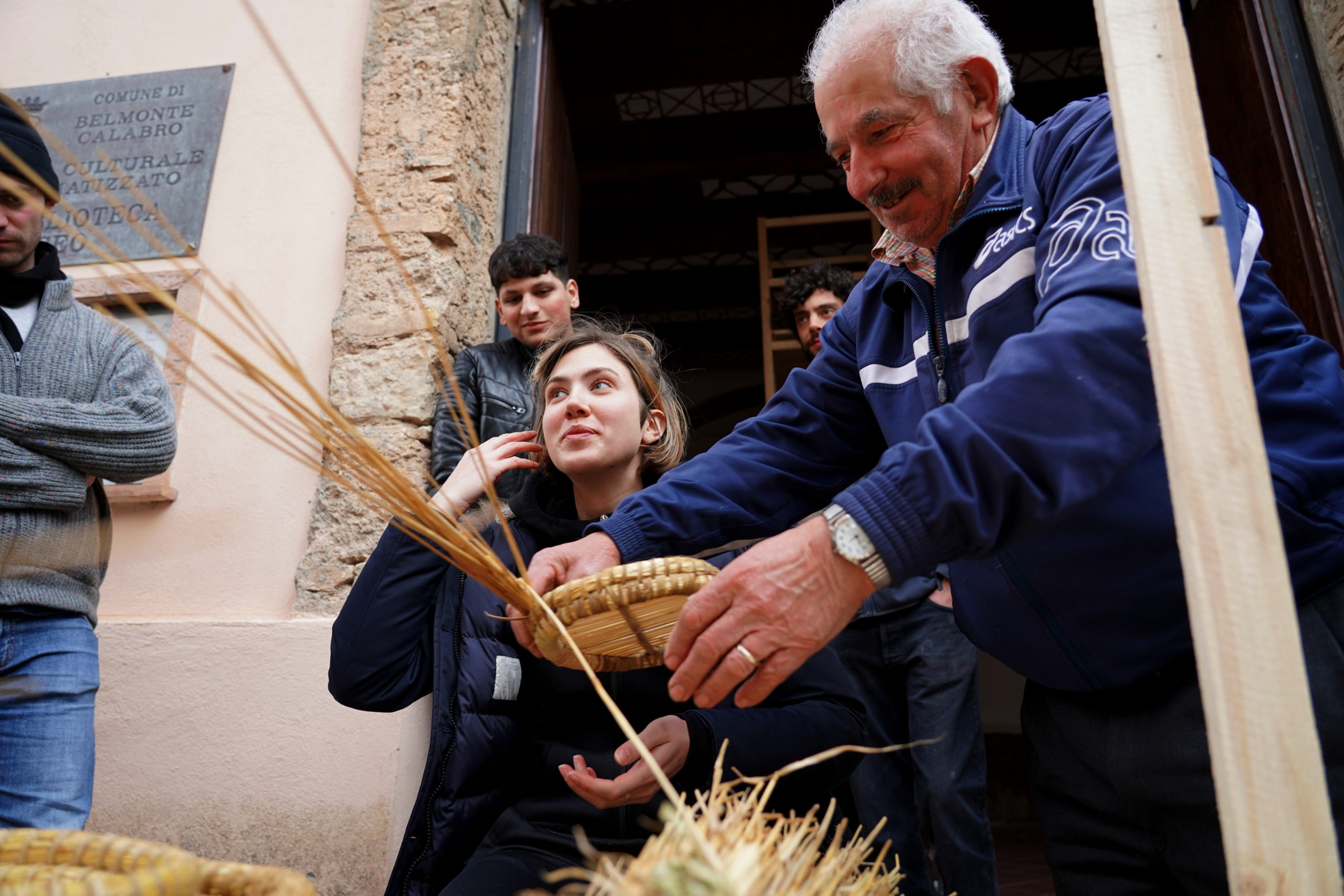 Artigiano fa vedere i cestini a michela Artigiano fa vedere i cestini a michela