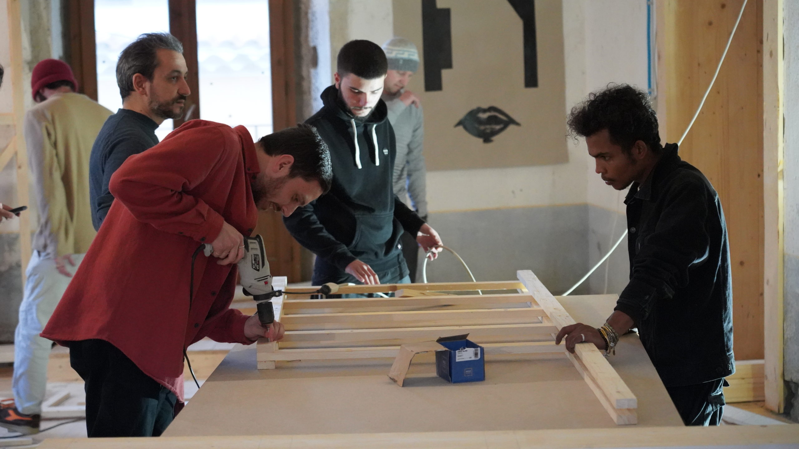 Studenti al lavoro durante il worksshop di auto-costruzione con Orizzontale Studenti al lavoro durante il worksshop di auto-costruzione con Orizzontale