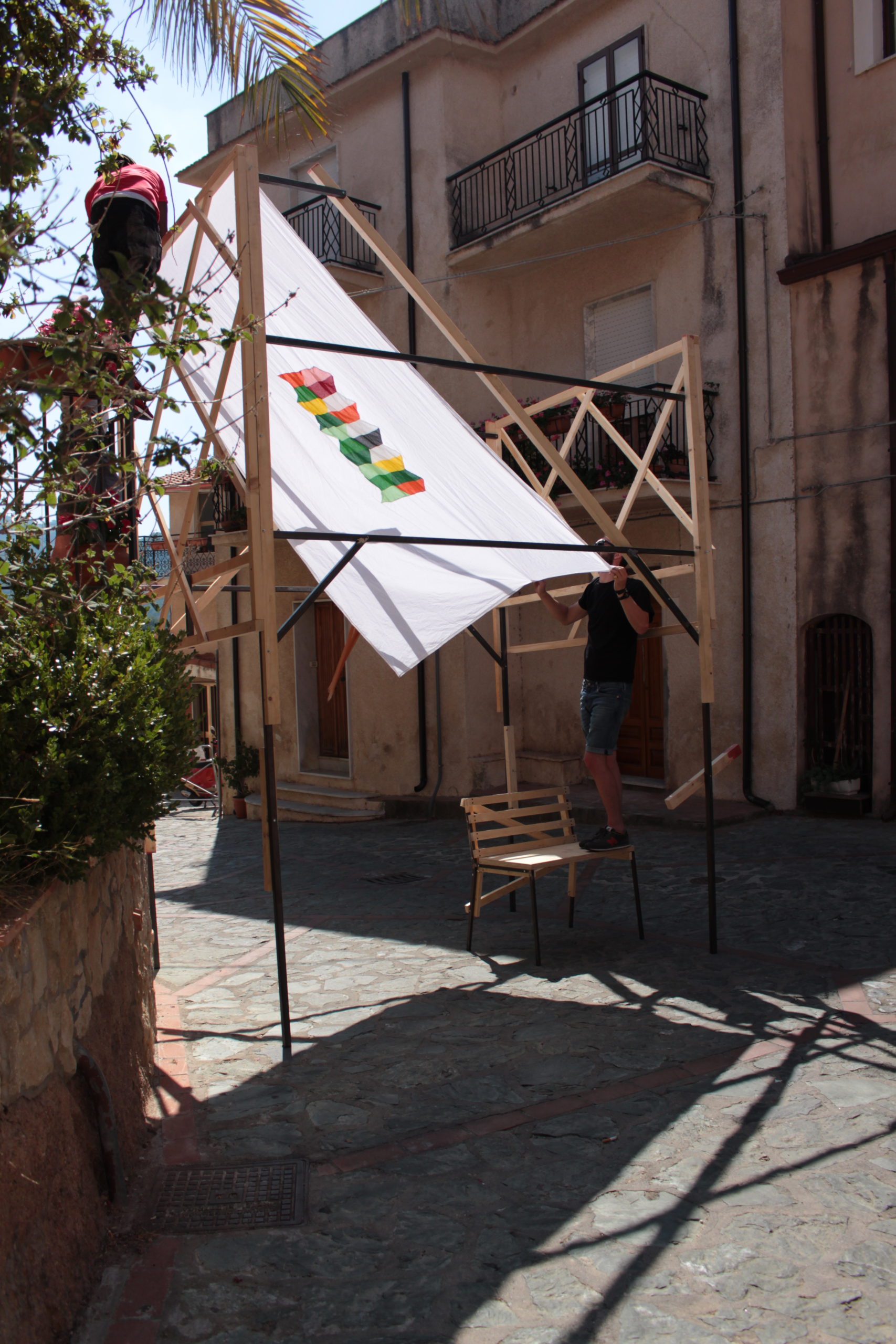 Costruzione delle strutture in piazza a Belmonte Costruzione delle strutture in piazza