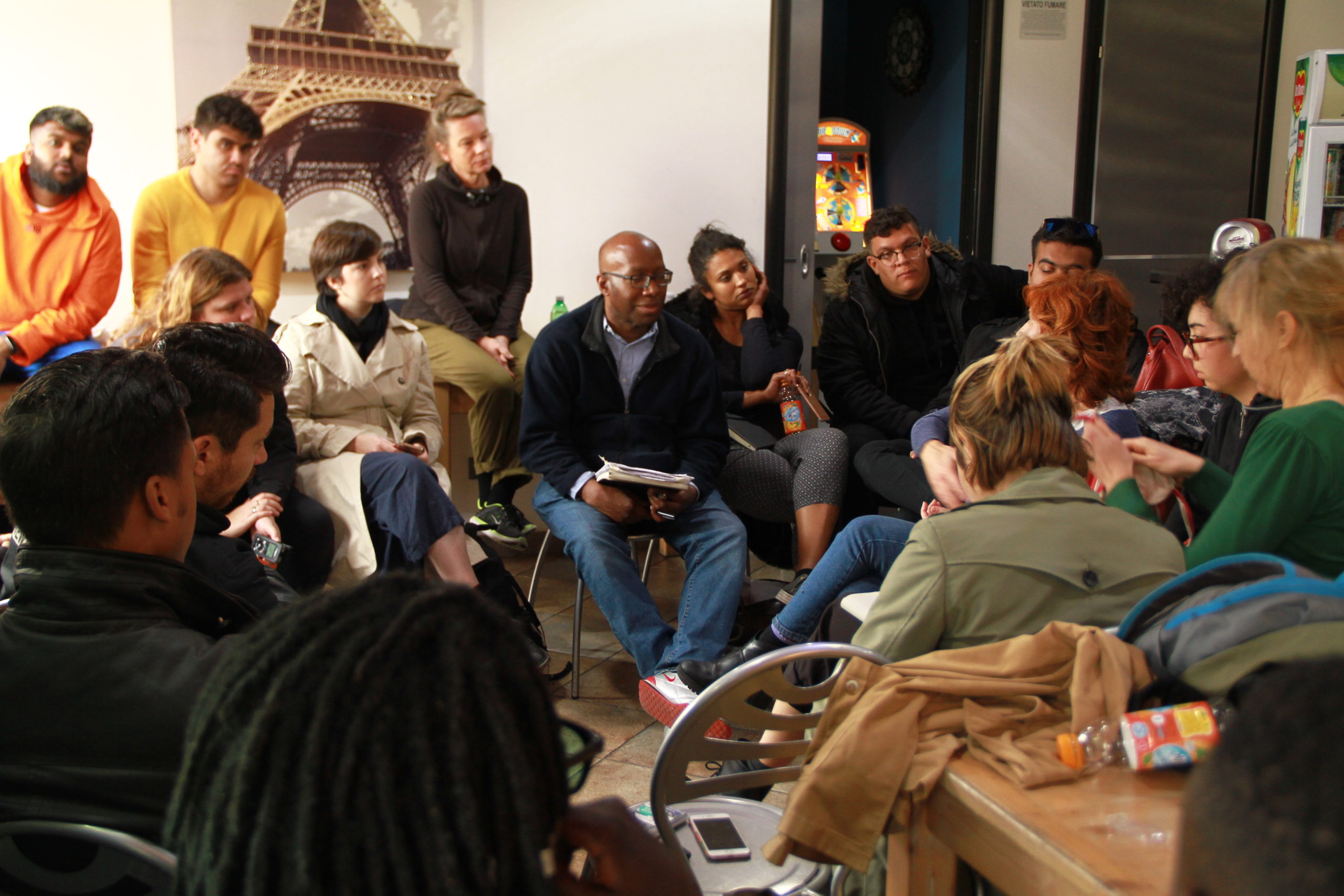 Brainstorming al bar dello sport con studenti all'arrivo Brainstorming al bar dello sport con studenti all'arrivo