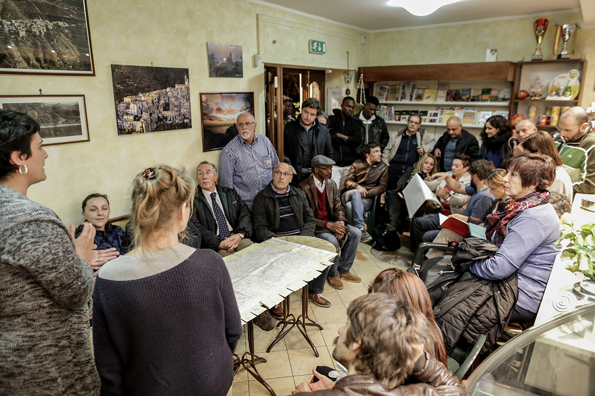 Conversazioni al bar per la firma del memorandum Conversazioni al bar per la firma del memorandum